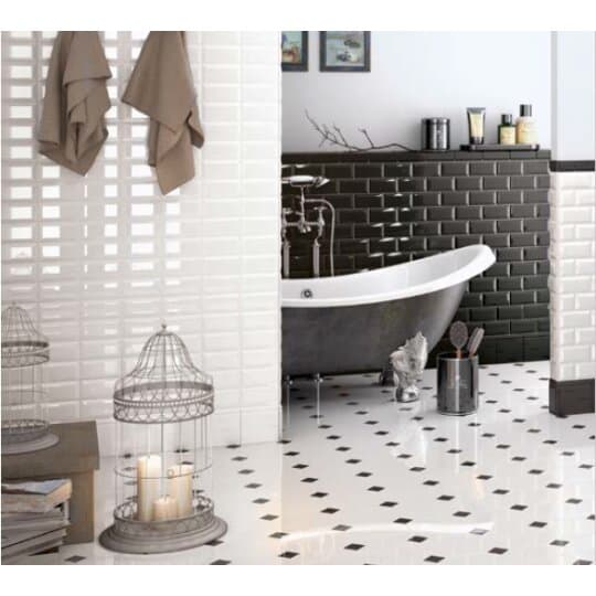 Carrelage uni multicouleur 20x20 cm dans une salle de bain aux murs noirs avec baignoire, serviettes, décorations et bougies