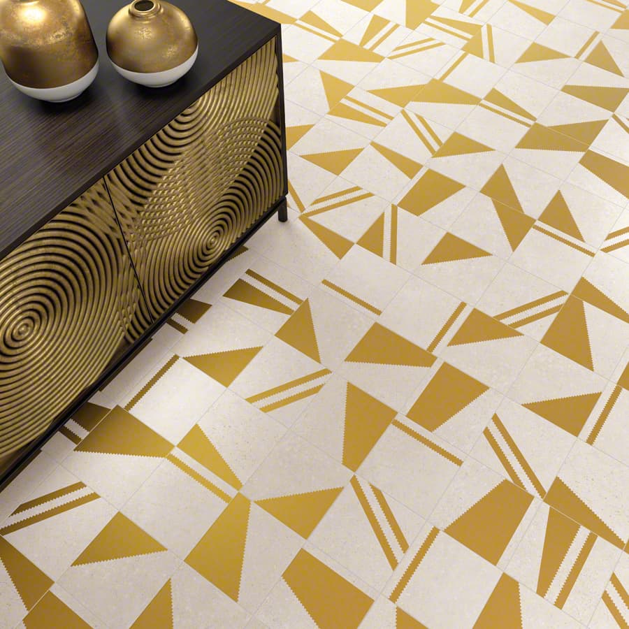 Carrelage effet pierre doré avec motifs géométriques blancs 20x20 cm sur sol intérieur écrue meuble moderne et accessoires dorés