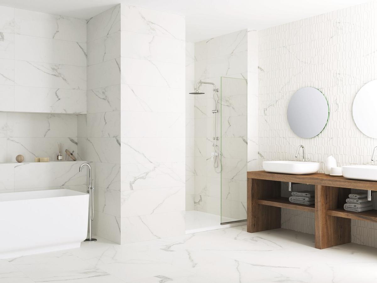 Carrelage blanc effet marbre 60x60 cm dans salle de bains aux murs blancs, meuble bois, détails modernes