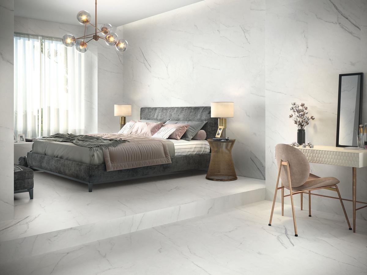 Carrelage effet marbre blanc veiné de gris, taille 60x120 cm dans une chambre moderne avec dominante de blanc, meubles en bois clair et accents gris