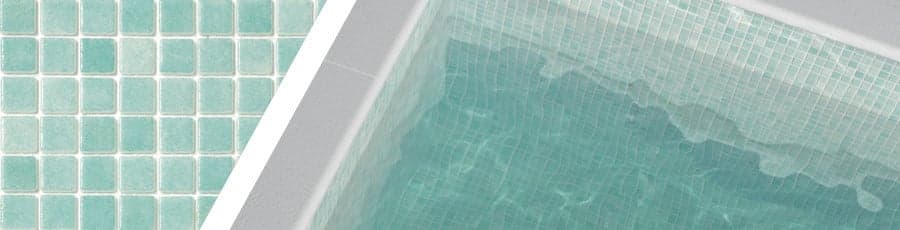 Carrelage uni vert clair 30x30 cm sur le rebord de piscine aux nuances turquoise et eau cristalline
