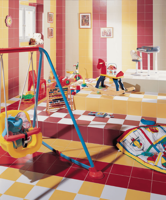Carrelage uni blanc et multicolore dans une salle de jeux avec jouets et mobilier pour enfants sur fond jaune et rouge