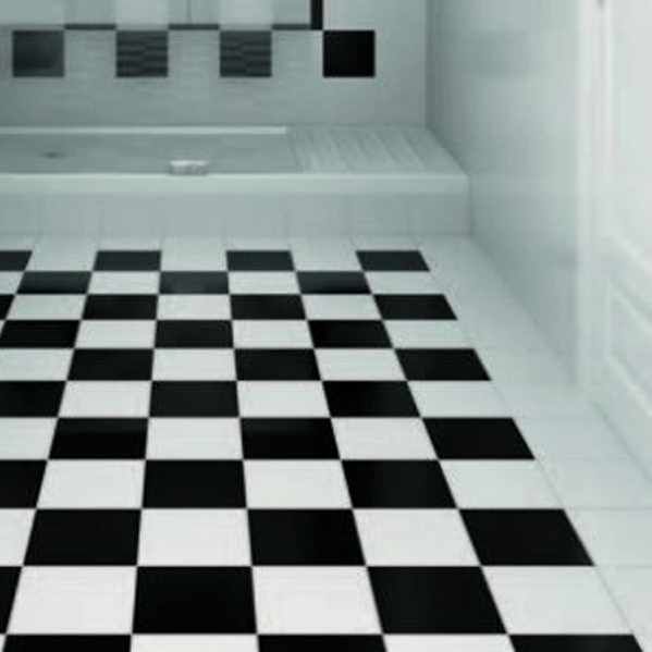 Carrelage uni blanc et noir 20x20 cm sur une salle de bain mur blanc et équipements salle de bains