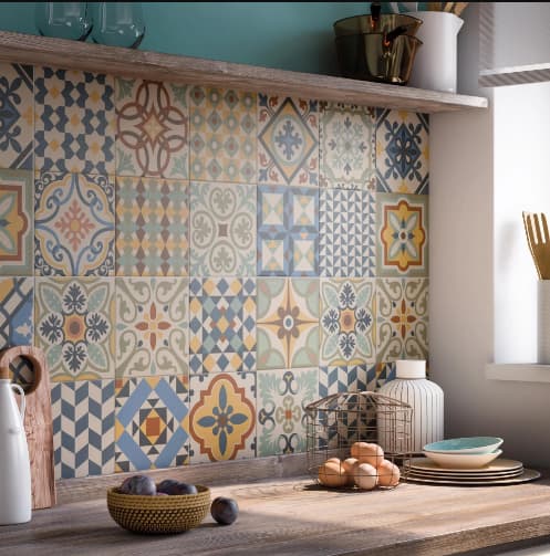 Carreau de ciment multicouleur avec motifs géométriques et floraux 30x30 cm sur un fond de cuisine tons pastel avec éléments bois et accessoires cuisine