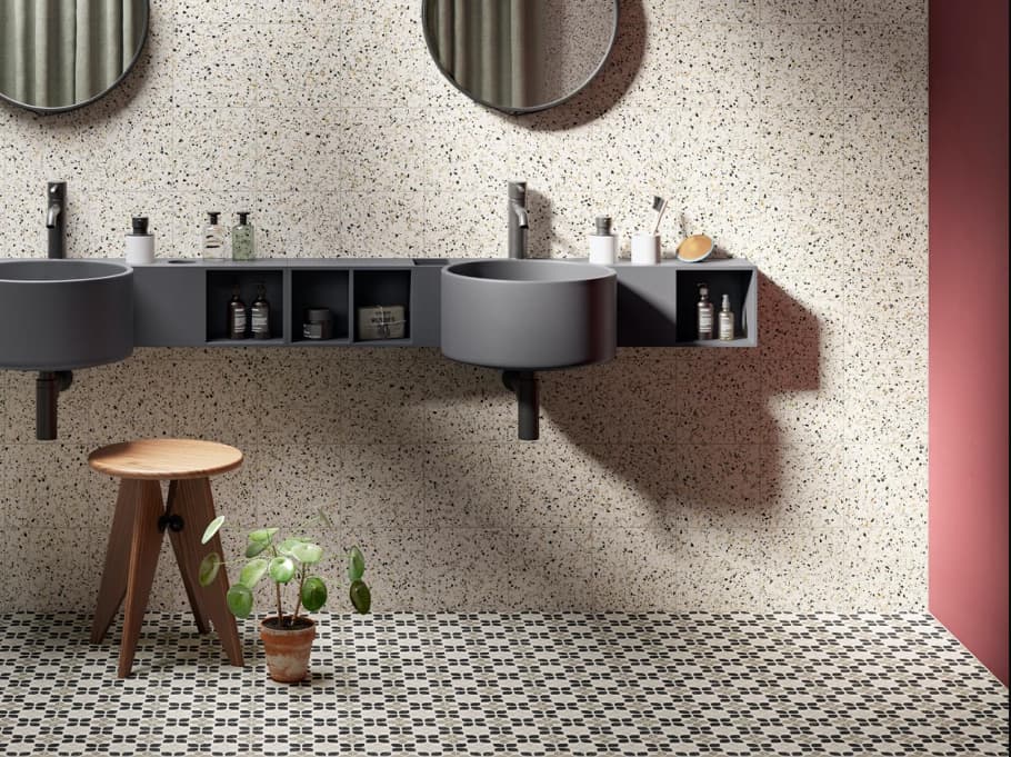Carrelage Terrazzo Terracotta et noire en 20x20 cm sur un sol de salle de bain avec murs bicolores et vasques modernes