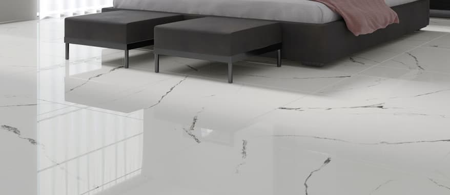 Carrelage effet marbre blanc avec veines grises 60x120 cm dans une chambre épurée aux murs blancs et lit gris