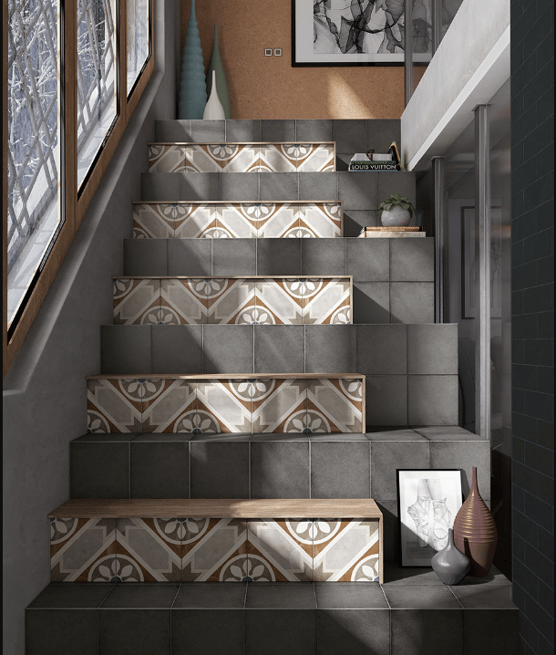 Carreau de ciment anthracite avec motifs beige et brun, 20x20 cm, sur escalier intérieur, murs gris, détails décoratifs