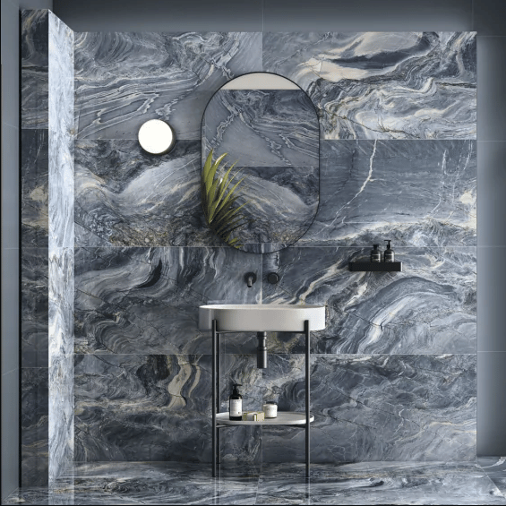 Carrelage marbre bleu veiné de gris 60x120 cm dans salle de bain tons bleus avec lavabo miroir et accessoires