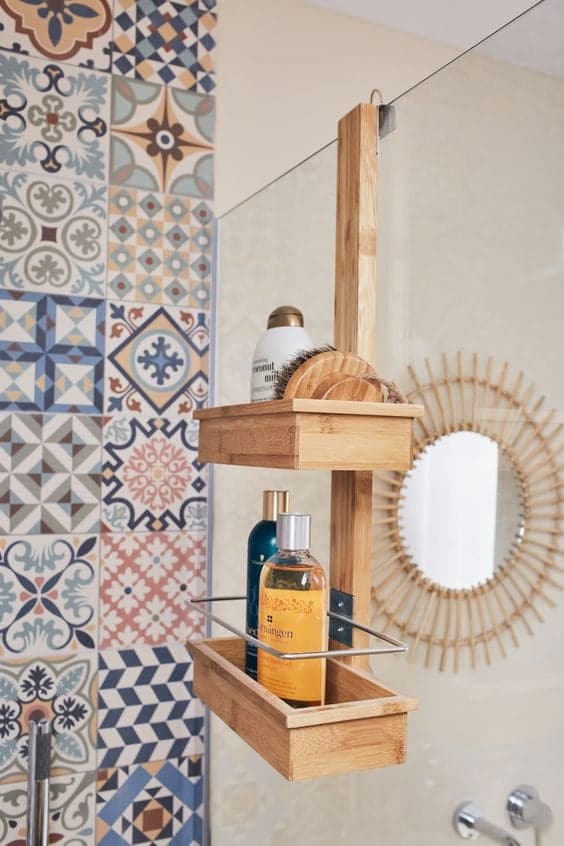 Carreau de ciment multicouleur motifs variés 30x30 cm dans une salle de bain beige avec bois, étagère et miroir soleil