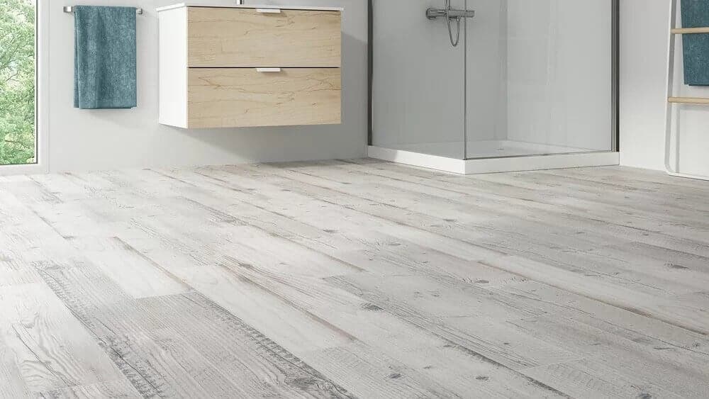 Carrelage effet bois marron clair nuances grises 15x90 cm dans une salle de bain moderne tons blancs, meuble bois clair, douche vitrée