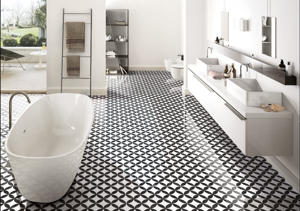 Carreau de ciment noir et blanc géométrique 20x20 cm dans une salle de bain moderne blanche avec baignoire îlot et meubles contemporains