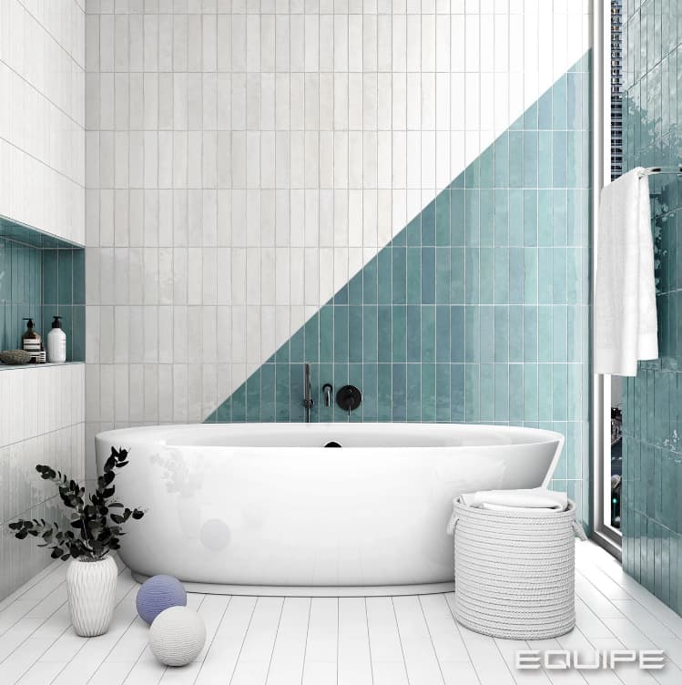 Carrelage Zellige blanc et nuances de bleu sans motif dans une salle de bains blanche épurée avec baignoire et accessoires décoratifs
