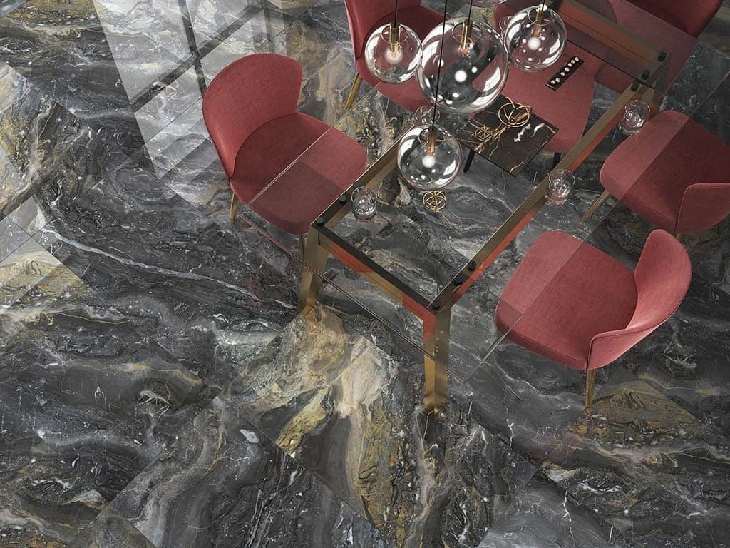 Carrelage marbre noir veiné de blanc et d’or 60x120 cm dans une salle à manger moderne avec des chaises rouges et une table en verre et métal