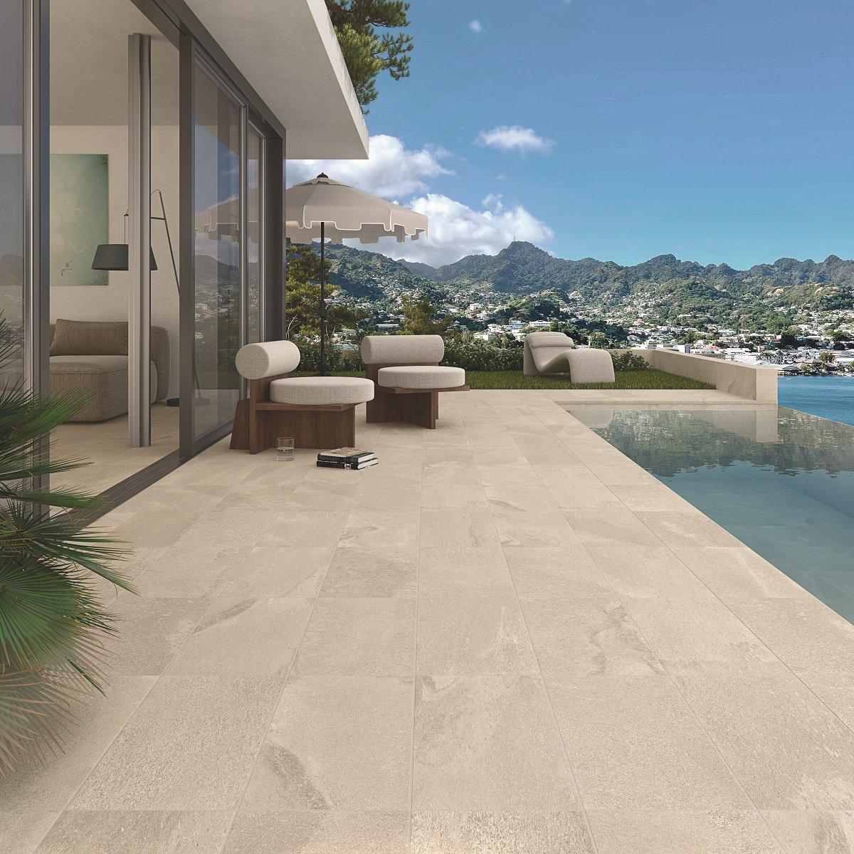 Carrelage aspect pierre beige nuances claires sans motifs 30x60 cm sur terrasse extérieure tons neutres mobilier moderne