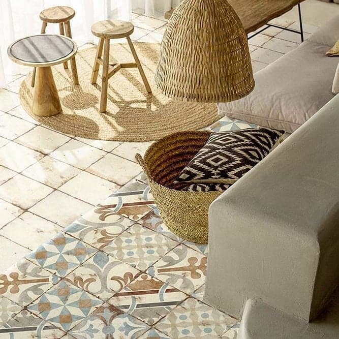Carreau de ciment multicouleur motifs variés 20x20 cm dans un salon tons neutres meubles en osier et panier décoratif