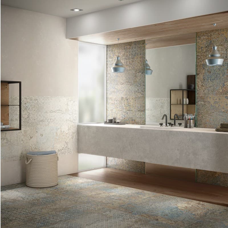 Carrelage effet tissu beige et bleu dans salle de bain tons neutres avec meuble bois, luminaires suspendus et panier linge
