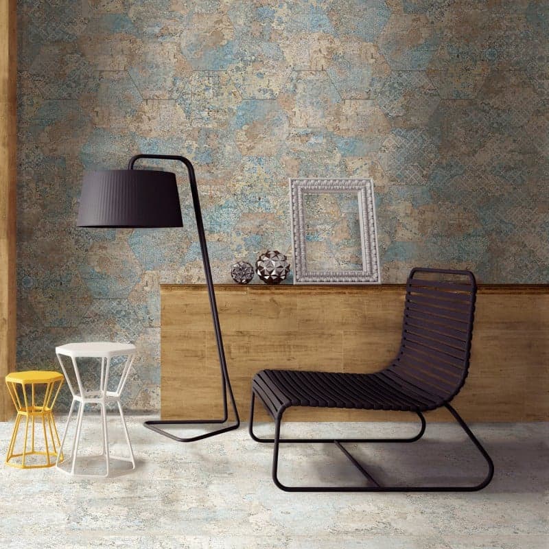 Carrelage effet tissu beige avec nuances bleues usées sur salon avec chaise noire, lampadaire et cadre argenté