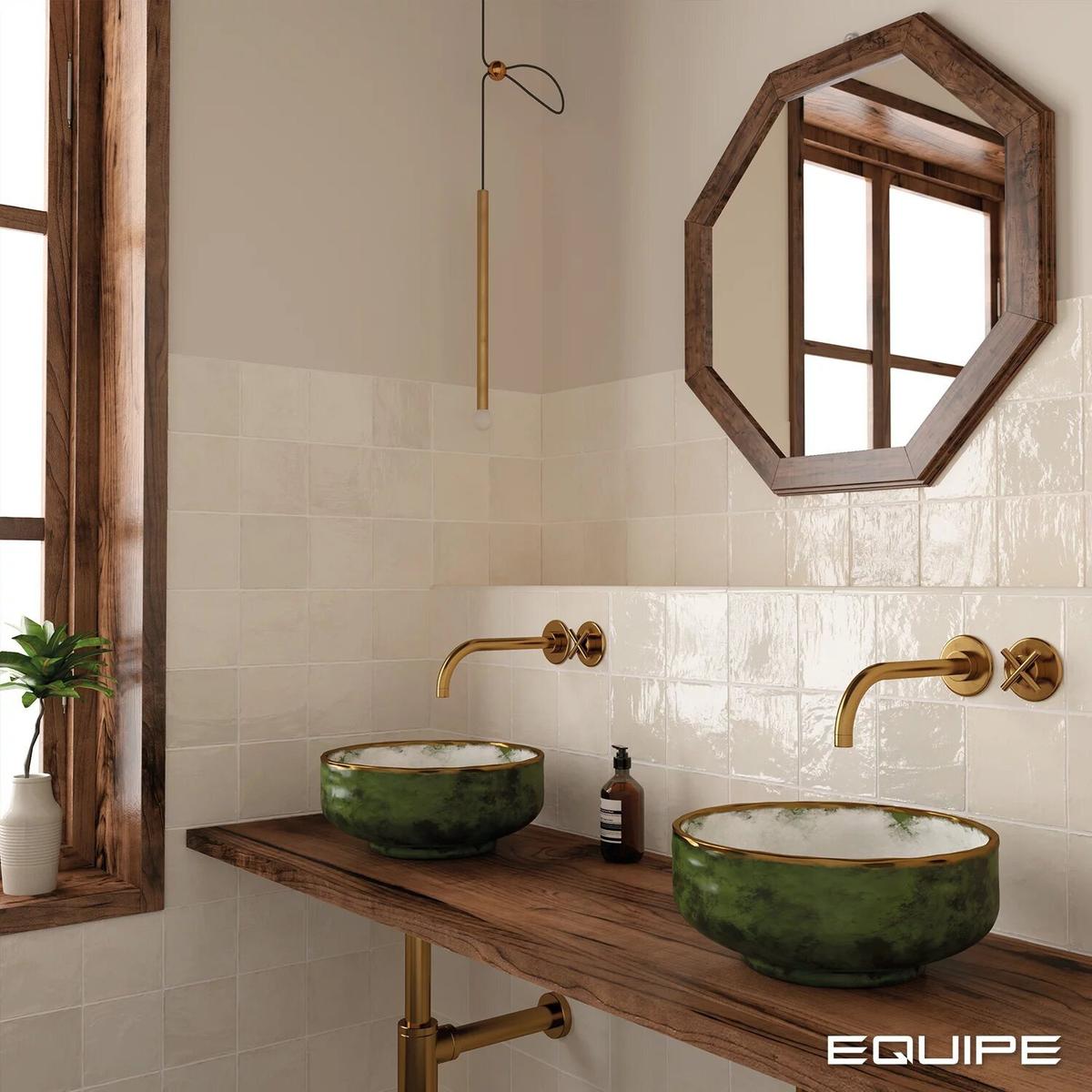 Carrelage Zellige beige brillant 15x15 cm sur mur de salle de bain murs taupe vasques vertes sur plan en bois