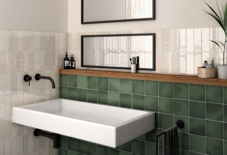 Zellige beige lisse 6,5X20 sur un mur de salle de bain vert foncé avec étagère en bois accessoires modernes