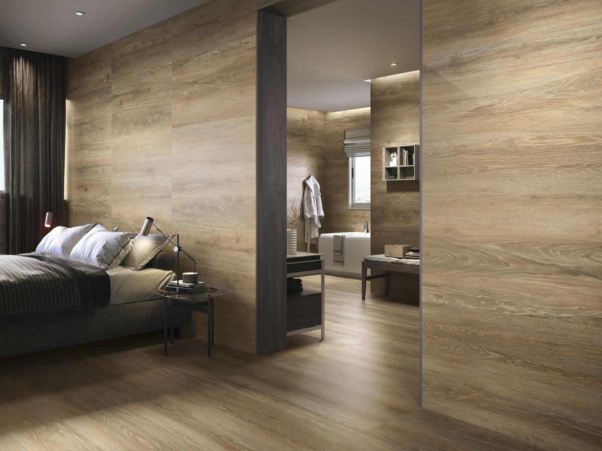 Carrelage effet bois beige veiné 20x120 cm dans une chambre moderne avec murs et sol assortis, mobilier contemporain