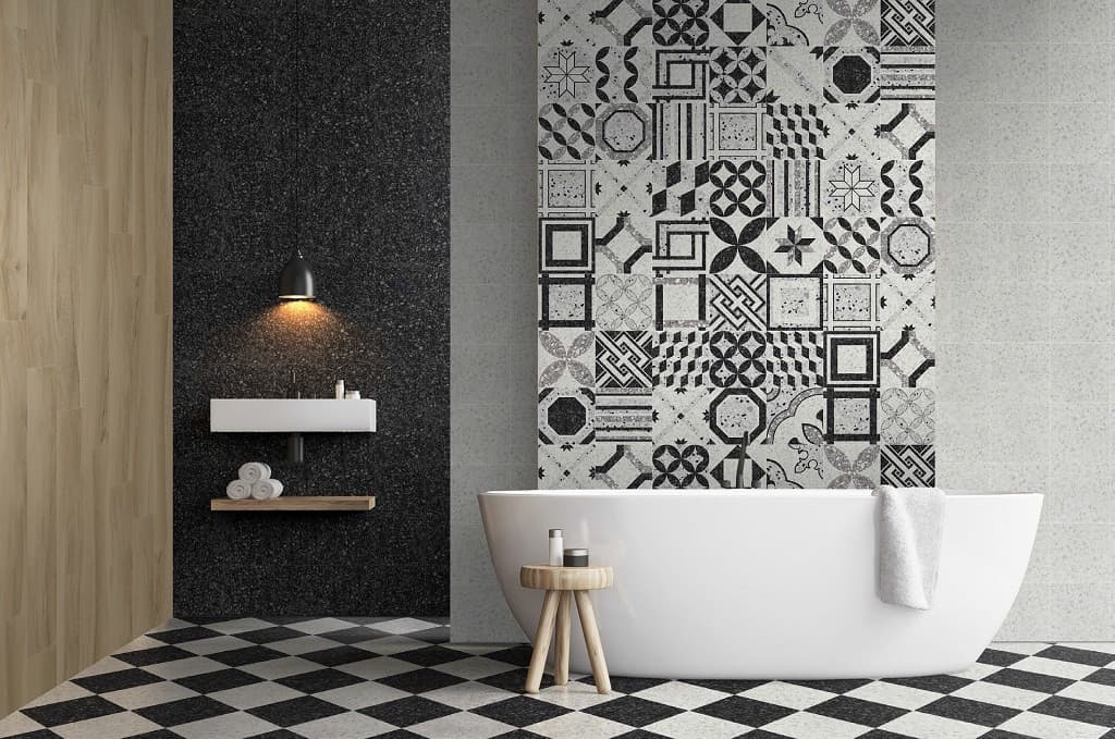 Carrelage Terrazzo beige avec motifs noirs et gris 60x60 cm dans une salle de bain moderne aux murs bois et pierre noire, éclairage doux, baignoire blanche