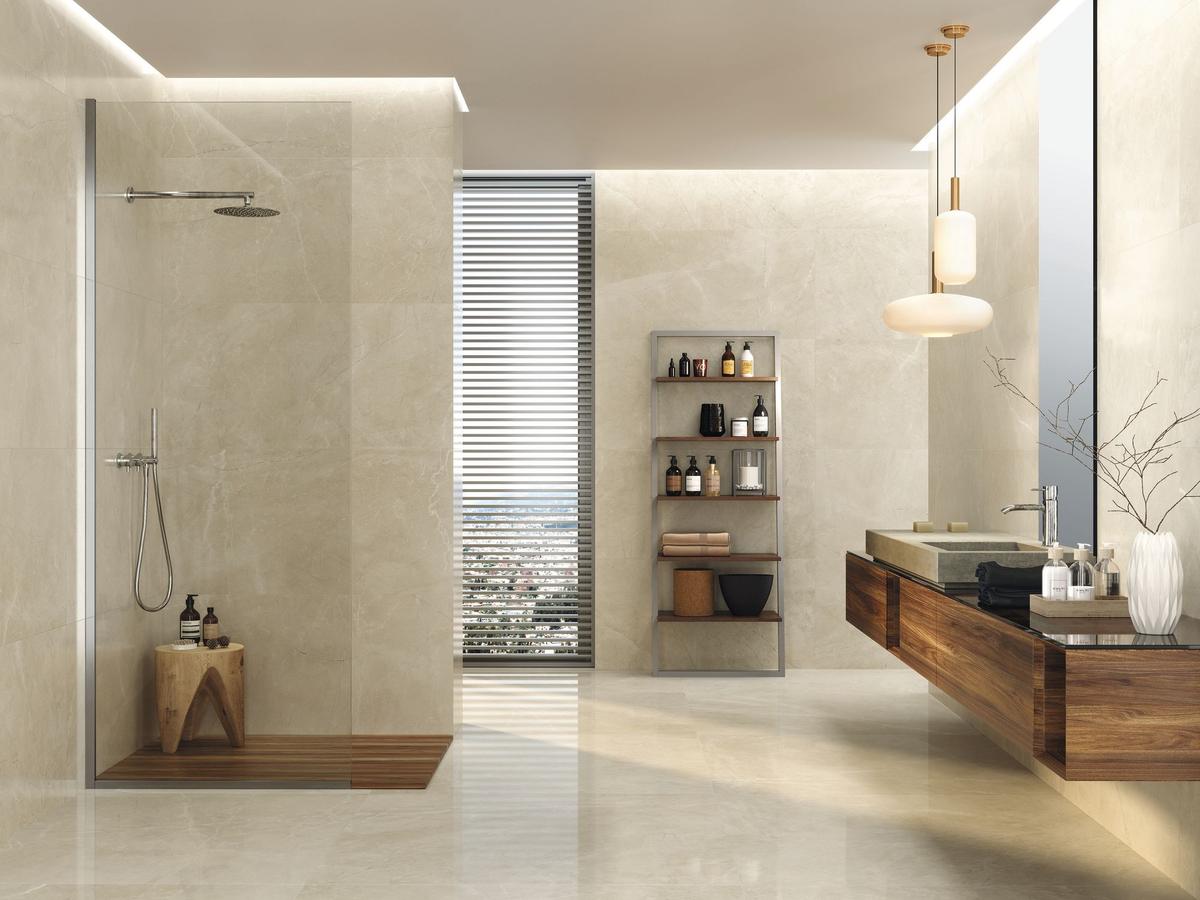 Carrelage marbre beige veiné 60x120 cm dans une salle de bain épurée tons bois et beige, avec douche et étagères décoratives