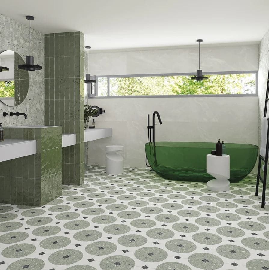 Carrelage Terrazzo vert avec nuances de gris et motifs 20x20 cm dans une salle de bains aux murs blancs et baignoire verte