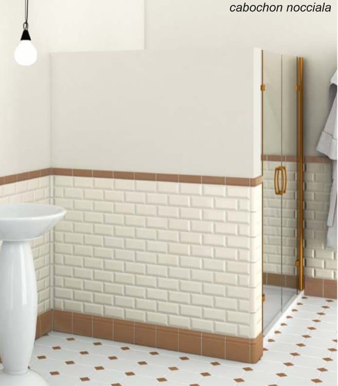 Carrelage uni multicouleur marron et blanc 20x20 cm sur mur et sol de salle de bain épurée avec porcelaine blanche et accents cuivrés