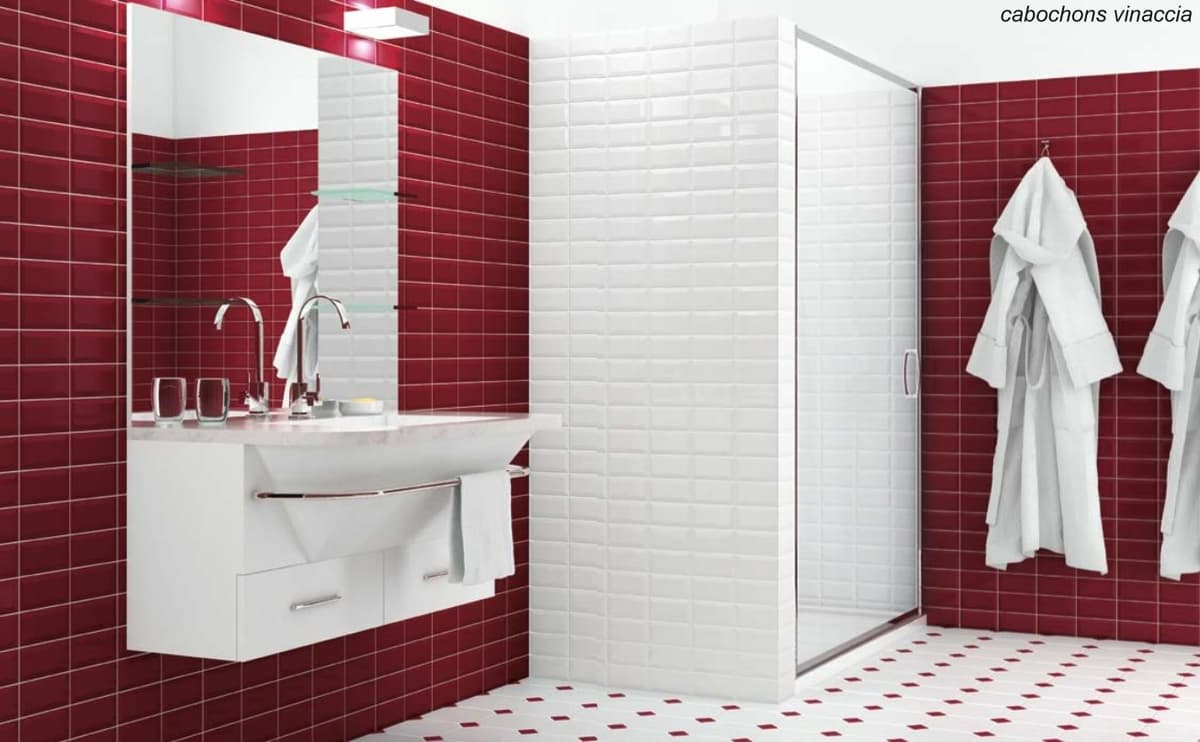 Carrelage uni bordeaux et blanc sur un mur de salle de bains moderne, touches de rouge, évier blanc, serviettes