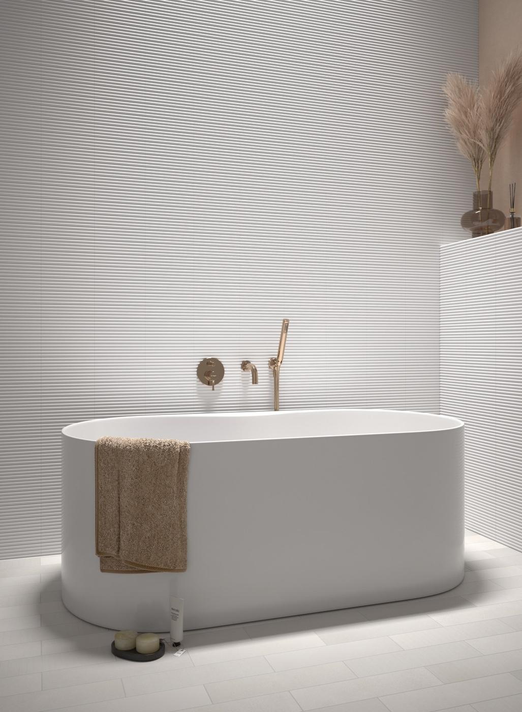 Carrelage uni blanc sans motifs dans une salle de bain épurée avec des touches de couleur beige et accessoires de bain
