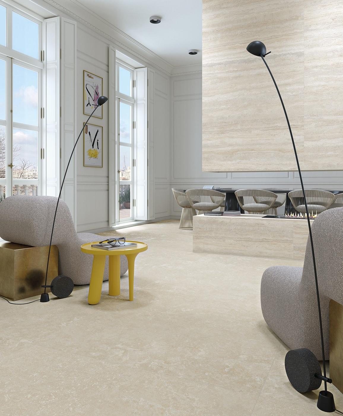Carrelage aspect béton beige dans un salon élégant blanc meubles contemporains lampadaire noir table jaune
