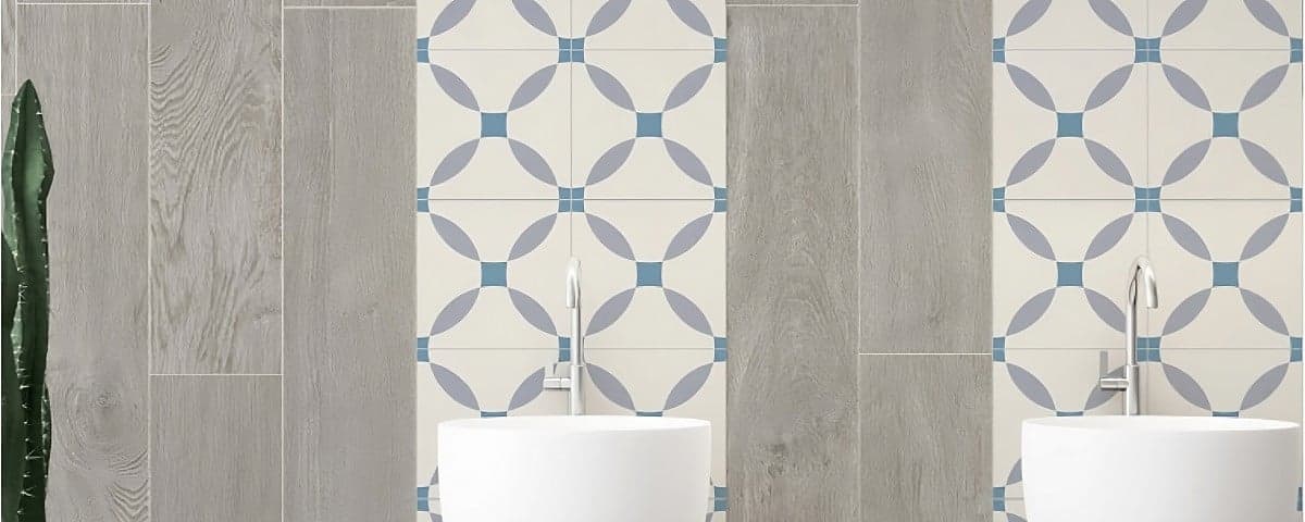 Carreau de ciment blanc motifs géométriques bleus 45x45 cm sur mur salle de bain moderne avec meuble lavabo blanc et cactus