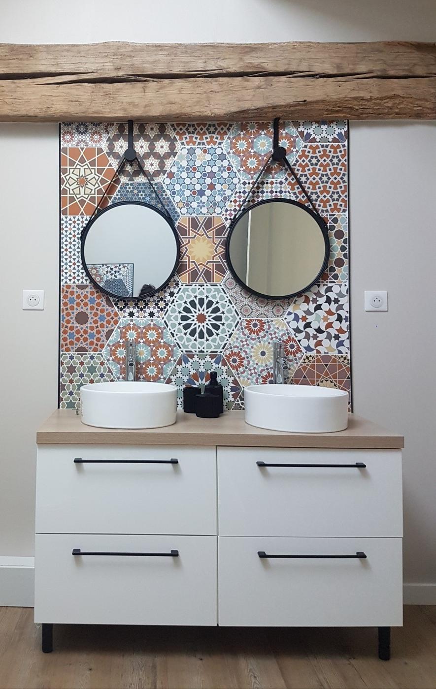 Carreau de ciment terracotta avec motifs géométriques 30x30 cm dans une salle de bain blanche avec meuble vasque en bois