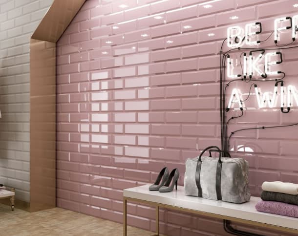 Carrelage uni rose 10x30 cm sur un mur dune boutique avec éclairage néon et articles de mode