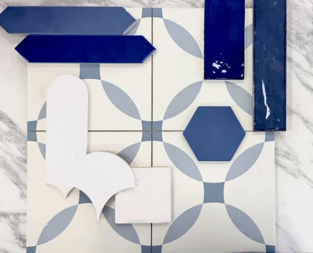 Carreau de ciment blanc avec motifs géométriques bleus 45x45 cm
