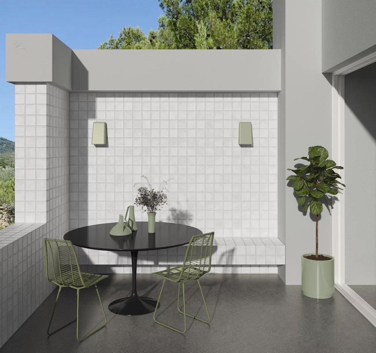 Zellige blanc lisse 10x10 cm dans une salle de bain moderne sur meuble bois clair et douche au carrelage gris texturé