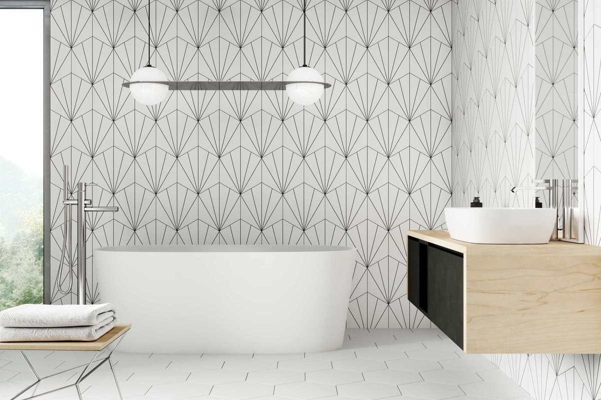 Carreau de ciment blanc avec motifs géométriques dans une salle de bain épurée avec mobilier bois et blanc