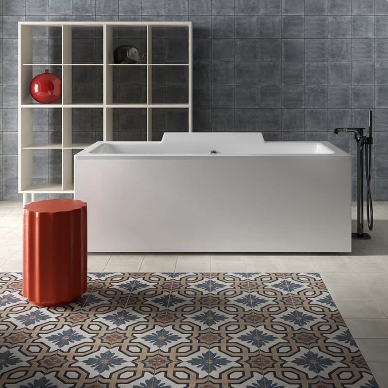 Carreau de ciment multicouleur motifs géométriques 20x20 cm dans salle de bain grise étagère blanche baignoire moderne