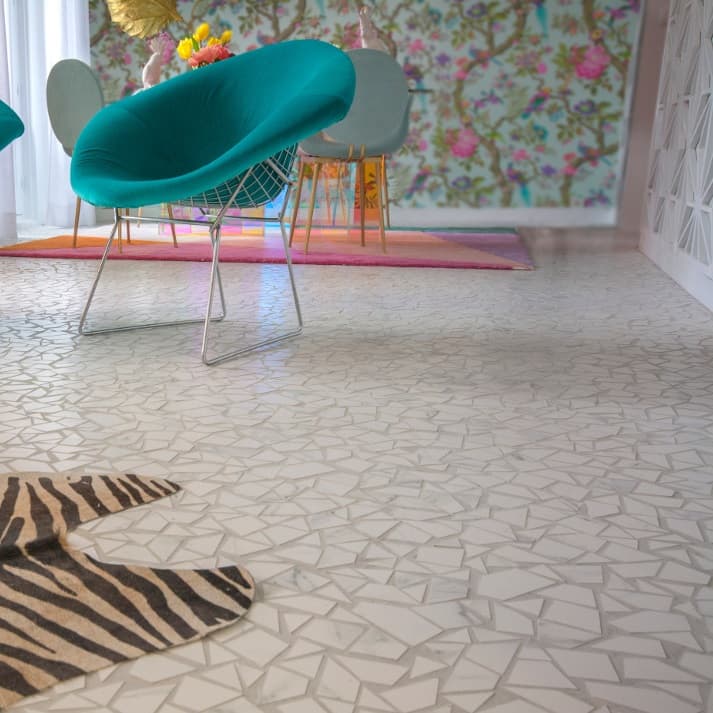 Carrelage Terrazzo blanc à motifs géométriques 30x30 cm dans un salon avec mobilier moderne et tapis multicolore