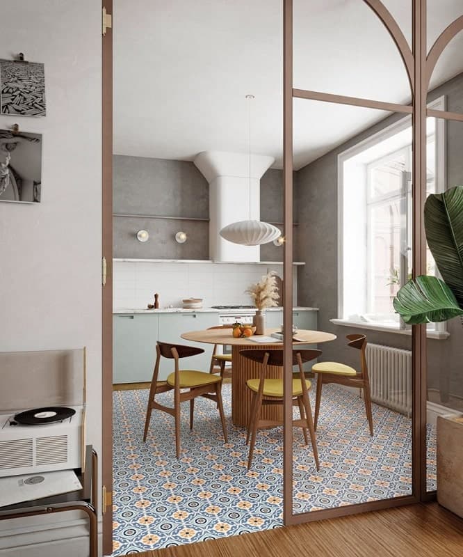 Carreau de ciment multicouleur avec motifs géométriques et floraux 30x30 cm dans une cuisine moderne tons gris et bois clair avec table et chaises retro