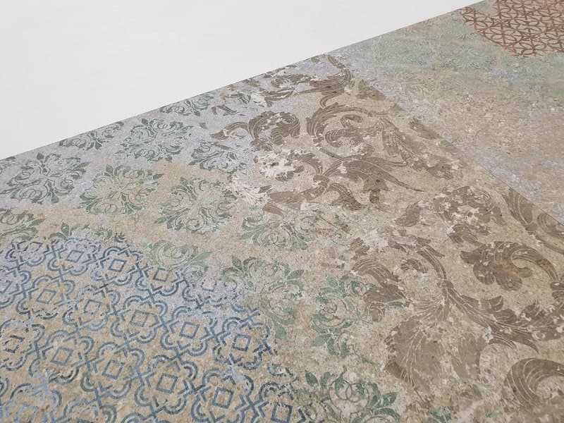 Carrelage effet tissu beige avec motifs floraux 60x60 cm dans une pièce aux tons neutres