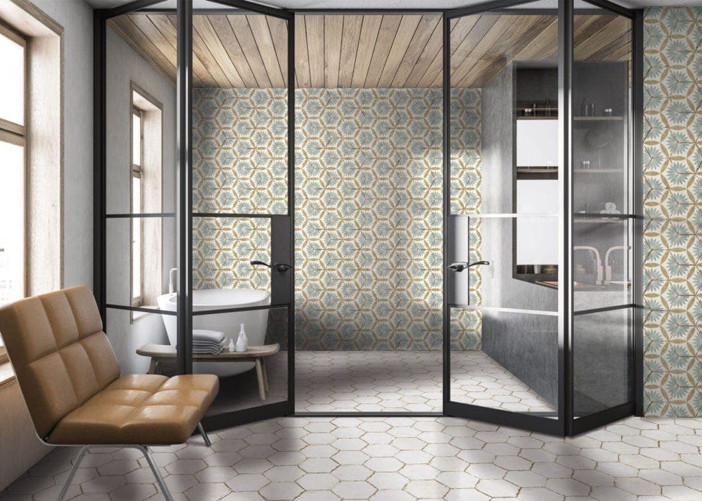 Carreau de ciment blanc aux motifs géométriques dorés dans une salle de bain aux tons neutres avec meubles en bois et fauteuil caramel