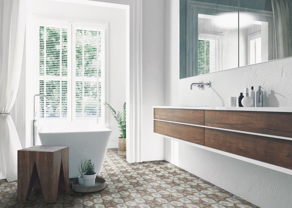 Carreau de ciment multicouleur avec motifs géométriques dans une salle de bain épurée blanc bois avec baignoire et meuble en bois