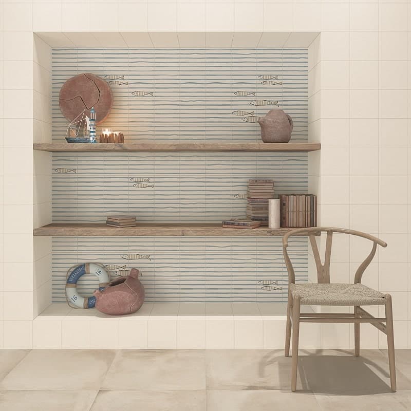 Carreau de ciment bleu avec motifs de lignes et poissons sur étagère en bois dans ambiance salon nuances crème et objets déco marine