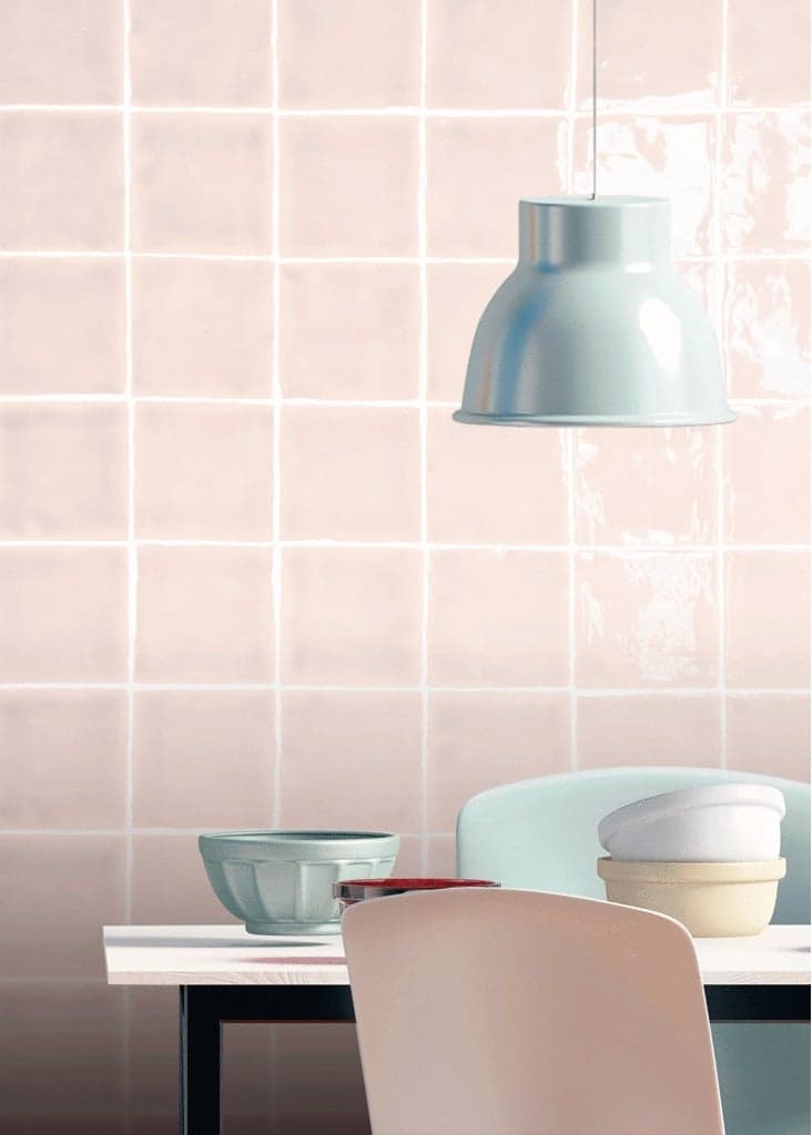 Carrelage relief rose pâle brillant 6X20 sur un mur de cuisine blanc avec vaisselle et suspension bleue