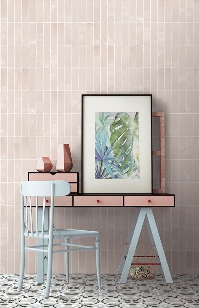 Carrelage rose à relief 6X20 sur un mur de salon avec meubles bleu pastel, déco rose et blanc
