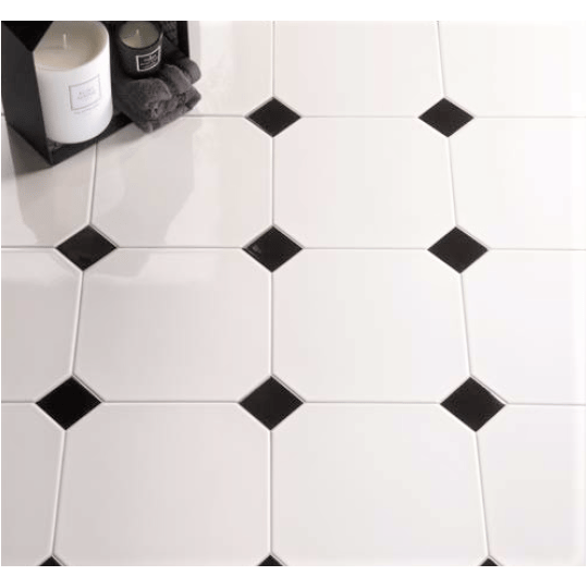 Carrelage uni blanc avec touches noires hexagonales 20x20 cm élégant pour salle de bain lumineuse avec accessoires épurés