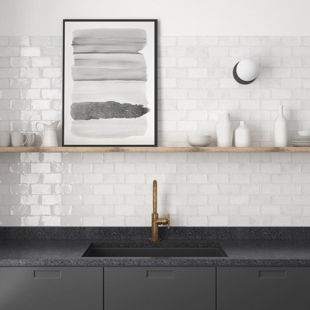 Zellige blanc épuré 10x10 cm dans une cuisine moderne sur comptoir et armoires gris foncé avec décorations minimalistes blanches