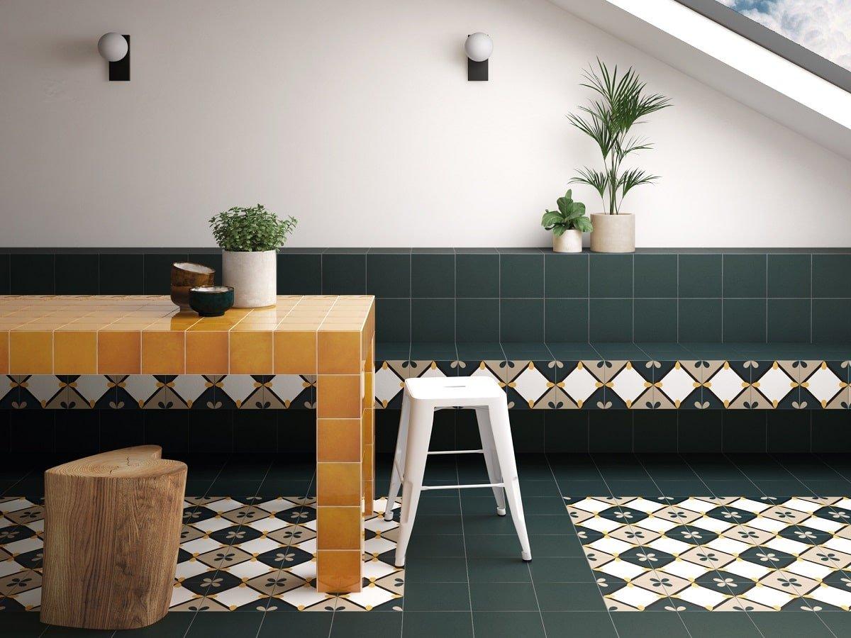 Carreau de ciment multicouleur à motifs géométriques 20x20 cm dans une cuisine verte avec mobilier blanc et bois