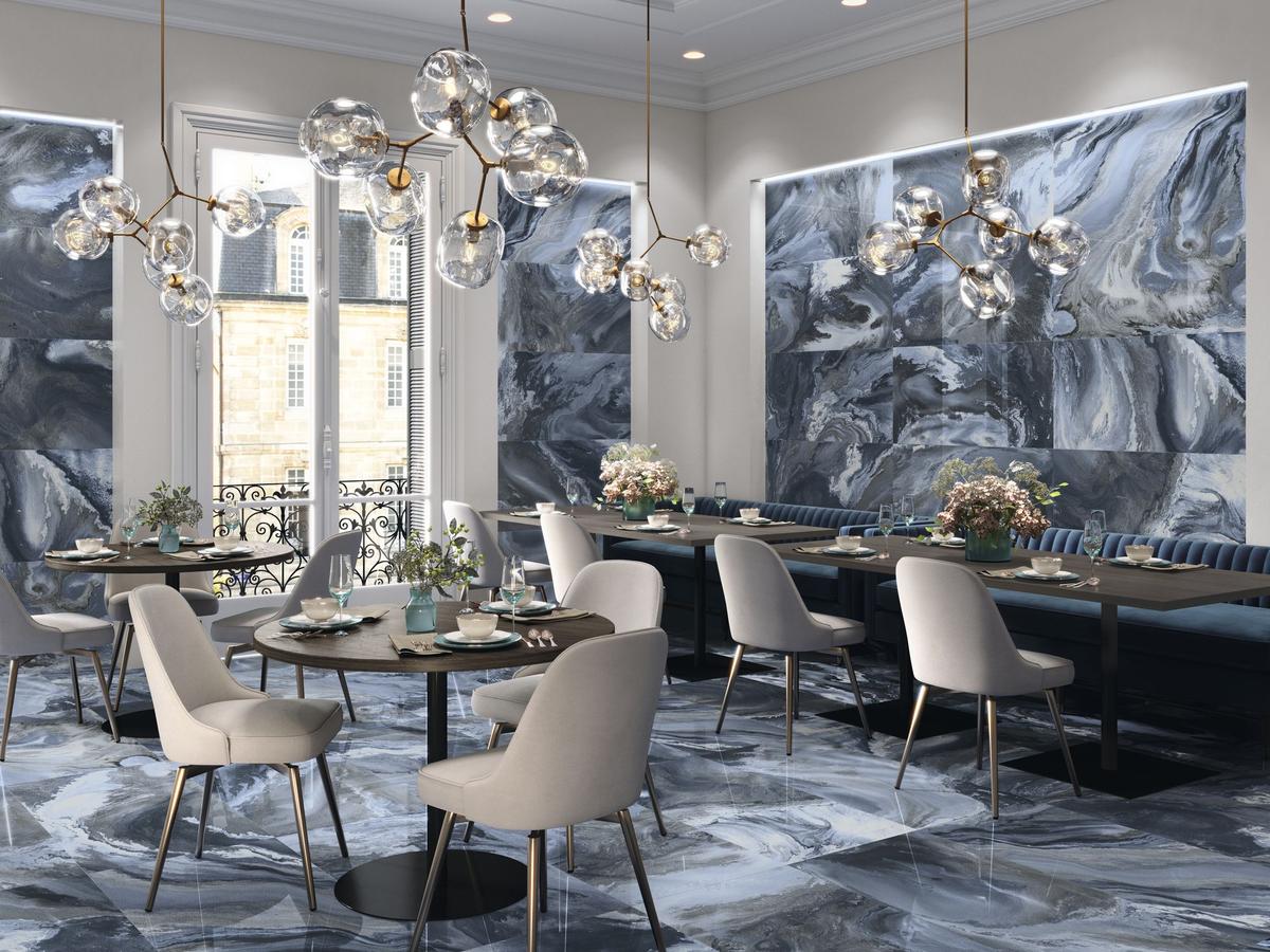 Carrelage marbre bleu foncé avec nuances gris 60x120 cm dans salle à manger contemporaine murs blancs luminaires modernes